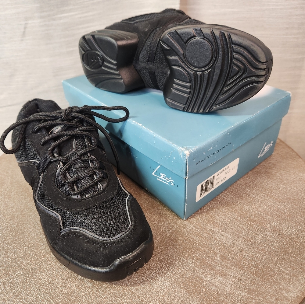 Leo's Dance sneaker NWT black split sole size 6.5 Med. Adult